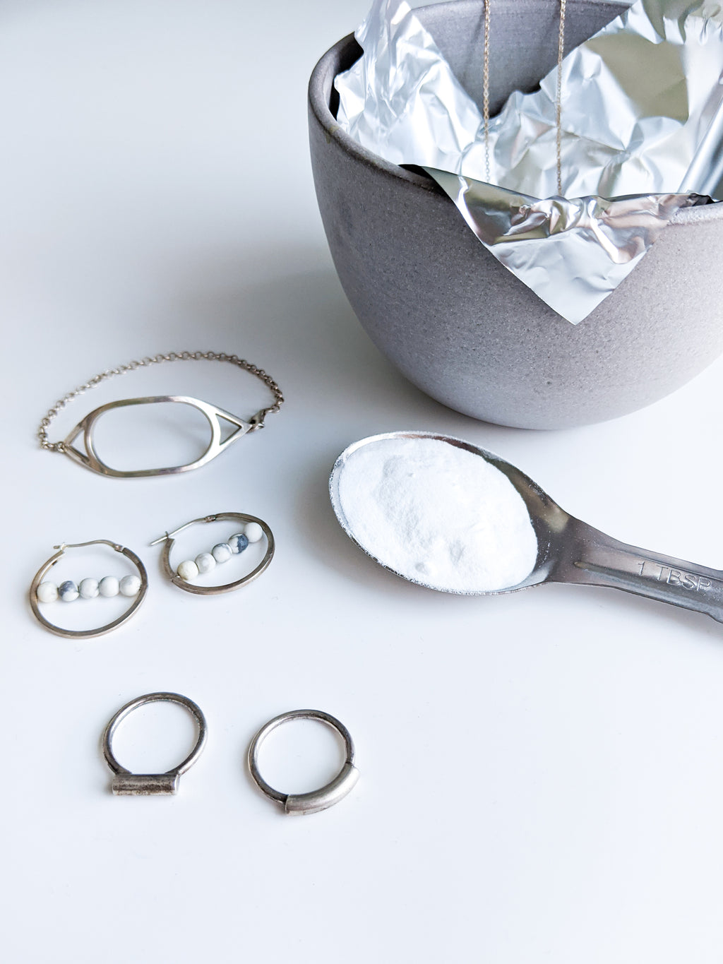 How to clean sterling silver jewelry with backing soda