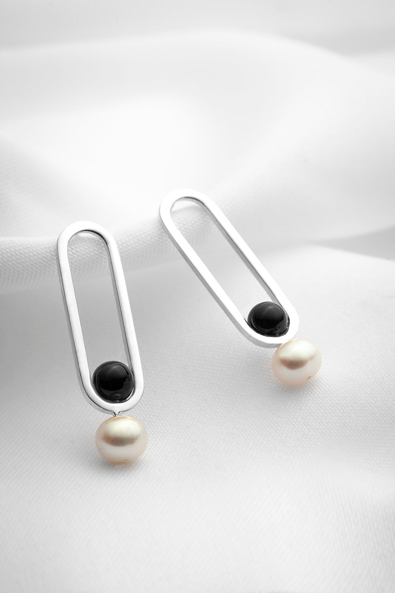 Long onyx and pearl dangling earrings in silver - Montreal jewelry