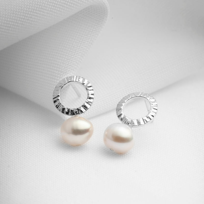 Ersa, circle stud earrings with natural pearls – Véronique Roy Jwls