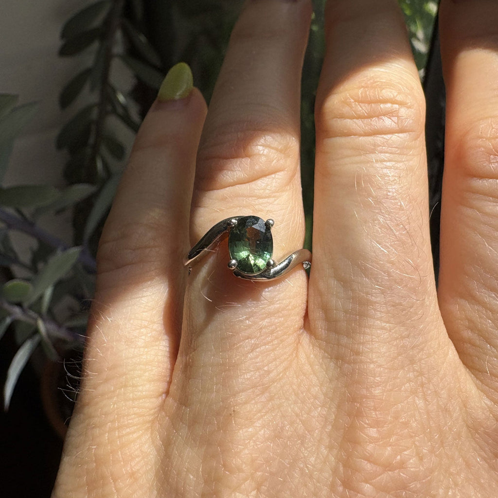 Green sapphir gemstone white gold ring Montreal