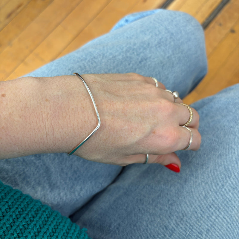 Onde, V shape silver bracelet