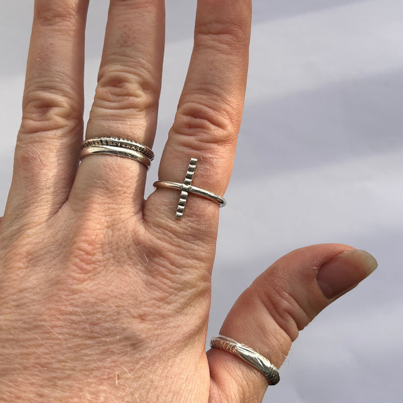 Narrow road, vertical bar ring in silver