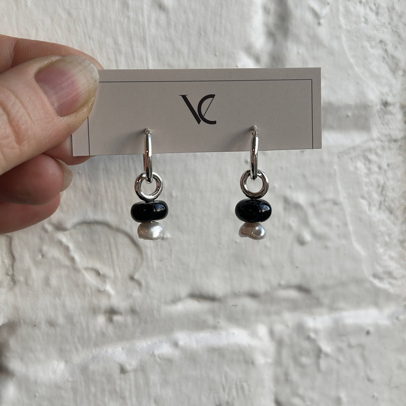 PROTOTYPE - Small hoop earrings with dangling pearls and onyx