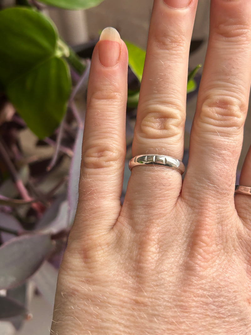 Bague demi-ronde texturée en argent sterling