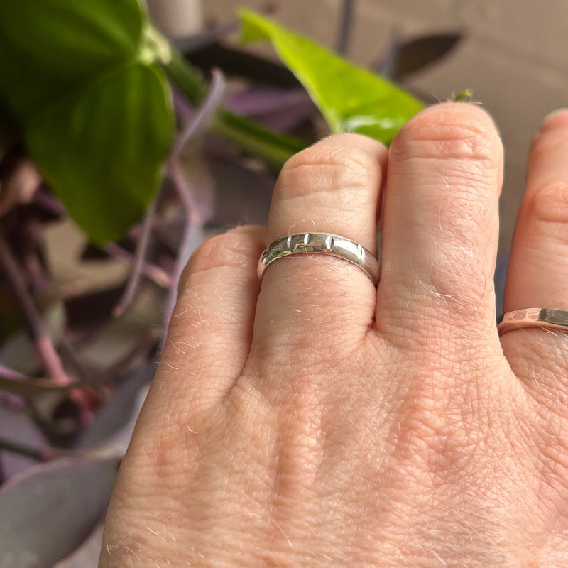 Bague demi-ronde texturée en argent sterling