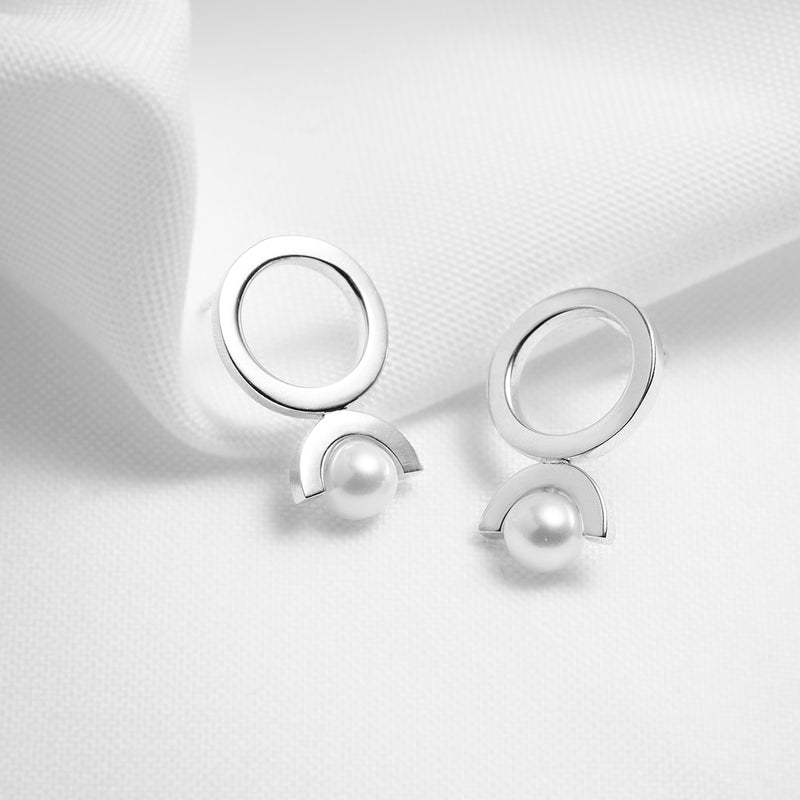 Circle earrings with round freswater pearls in sterling silver