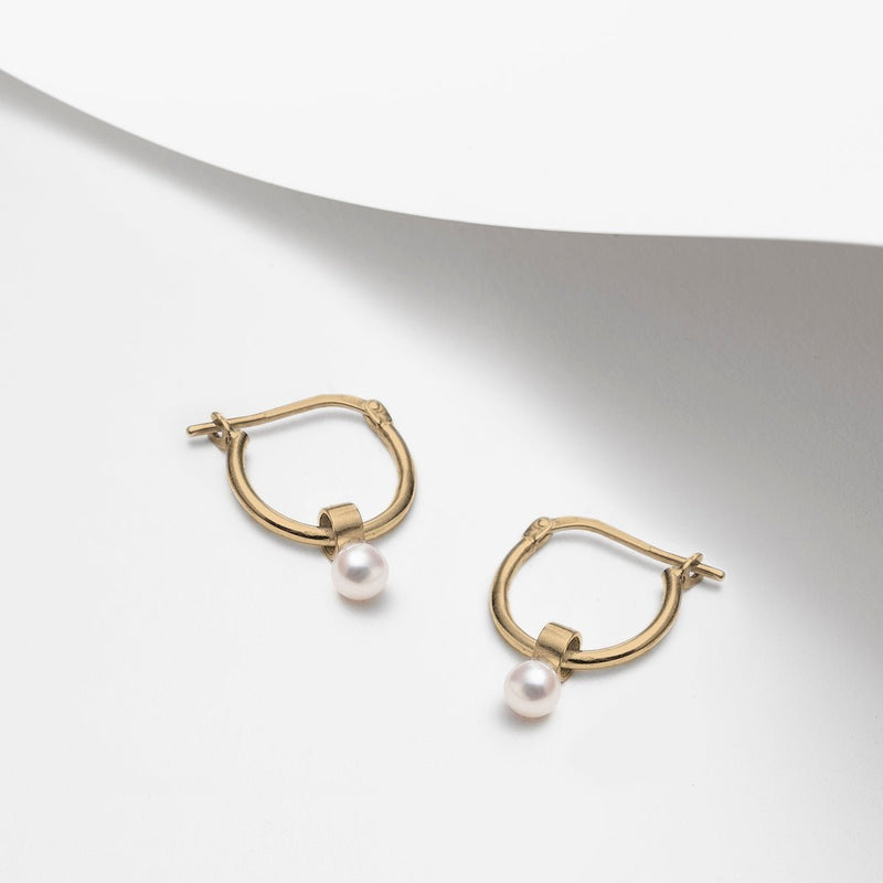 Gold-plated silver hoop earrings with hanging pearl