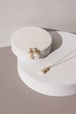 Modern silver and pearls necklace set