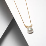 Delicate necklace with freswater pearl in gold plated silver