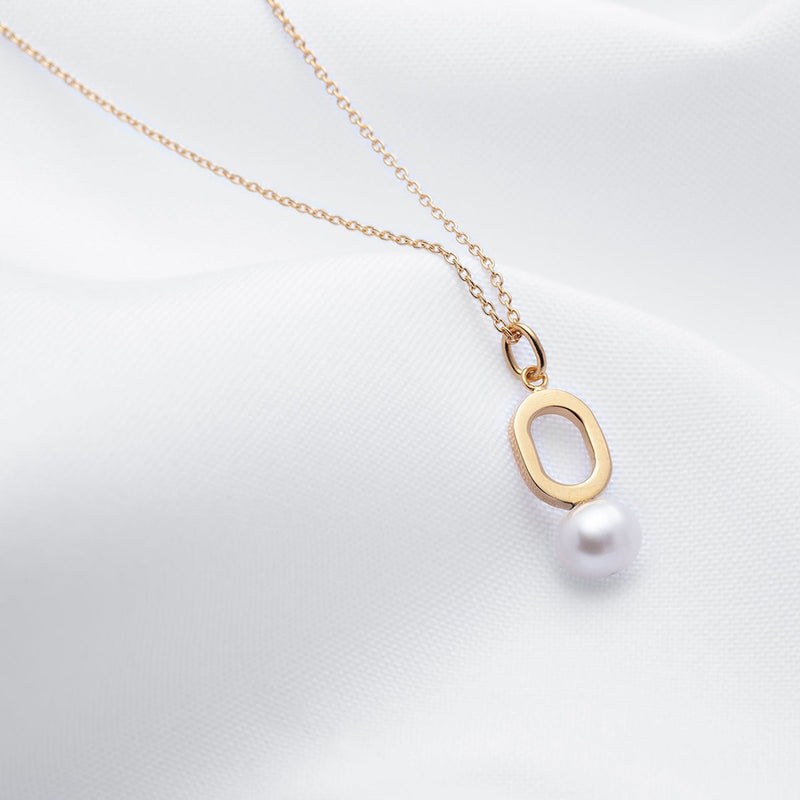 Oval shaped gold pendant necklace with freshwater pearl