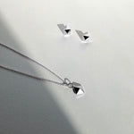Square necklace set in silver 