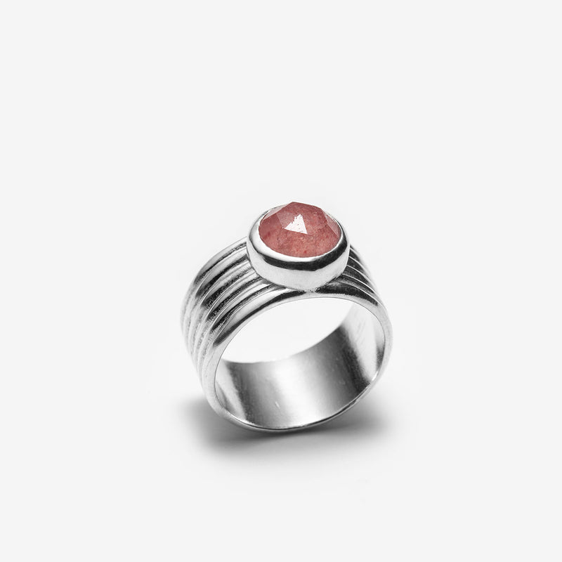 Unisex ring with strawberry quartz made in Montreal, Canada